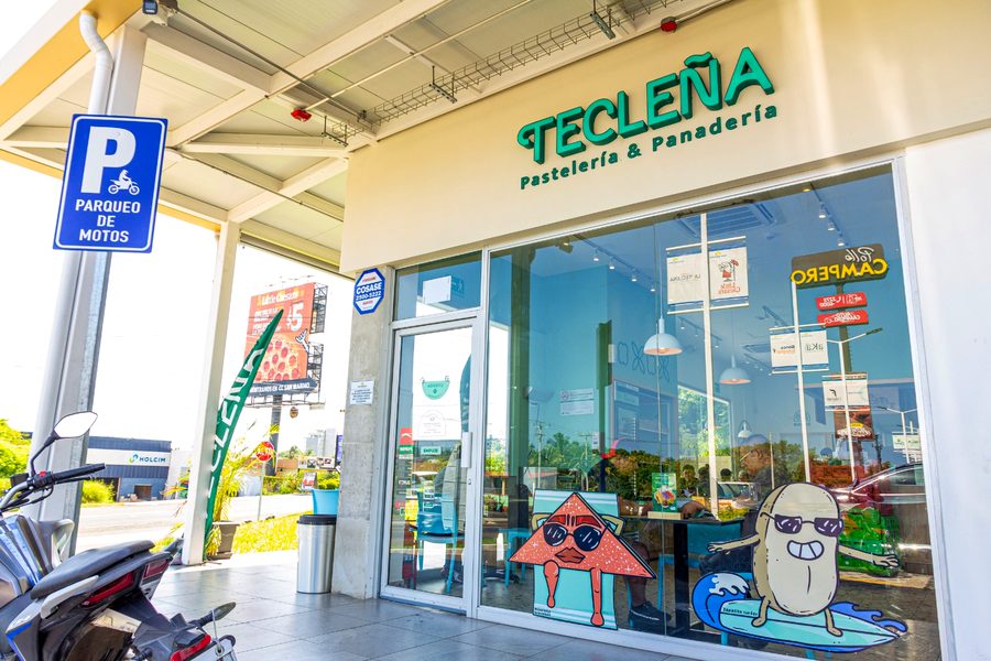 Fachada real de La Tecleña, pastelería y panadería en San Marino Plaza