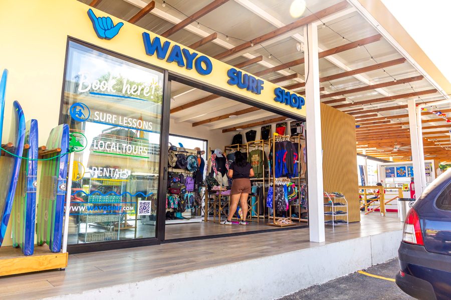 Fachada real de Wayo Surf Shop en San Marino Plaza