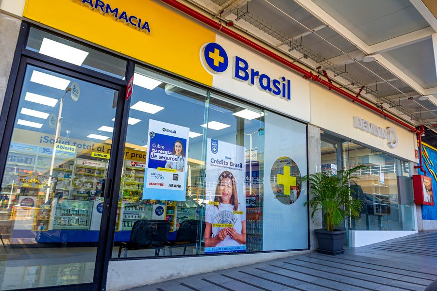 Fachada real de Farmacia Brasil en San Marino Plaza